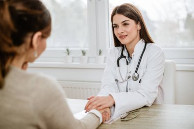 Sağlık ve tıp kavramı, beyaz üniforma danışmanlık bayan hasta doktor