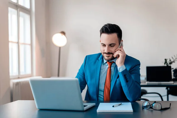 Uomo Affari Che Parla Sul Telefono Cellulare Mentre Utilizza Computer — Foto Stock