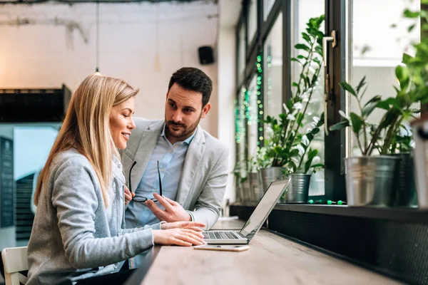 Handsome Man Looking Beautiful Woman Working Laptop Cafe — Stock Photo, Image