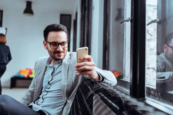 Hombre Guapo Sonriente Usando Teléfono Inteligente —  Fotos de Stock