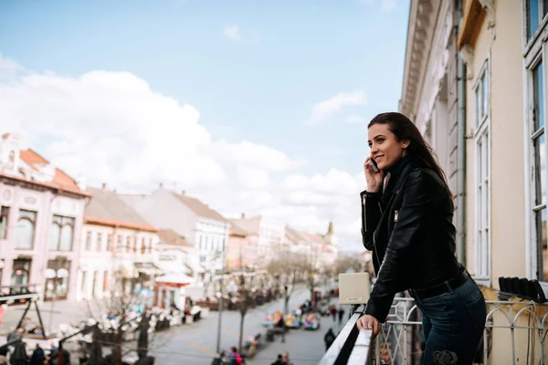 Счастливая Женщина Стоит Балконе Разговаривает Мобильному Телефону — стоковое фото