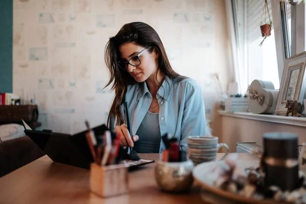 Krásná Mladá Žena Líčení Doma — Stock fotografie