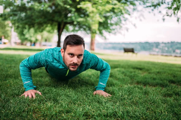 Young Sporty Man Doing Push Ups Outdoor — Stock Photo, Image
