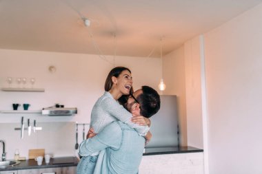 Genç mutlu çift evde eğlenmek 