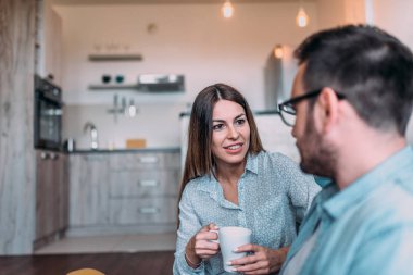 Genç mutlu çifte rahatlatıcı çay içme ev 