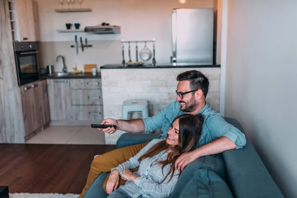 Joven Feliz Pareja Viendo Película Casa — Foto de Stock