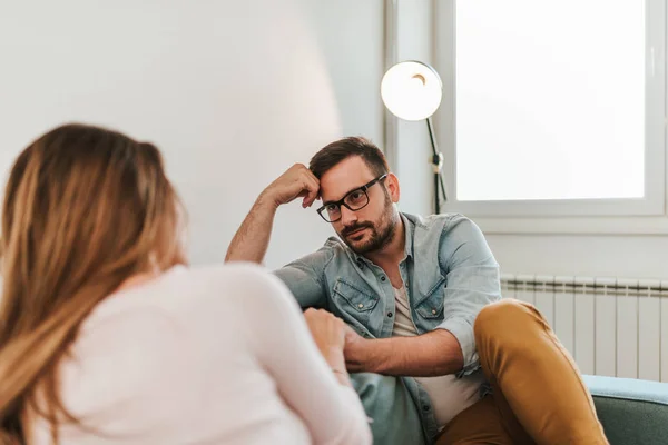 Joven Feliz Pareja Sentado Sofá Cogido Mano — Foto de Stock