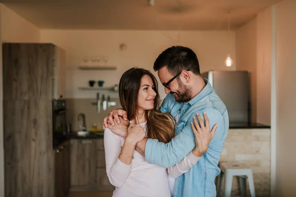 Joven Feliz Pareja Abrazándose Casa — Foto de Stock