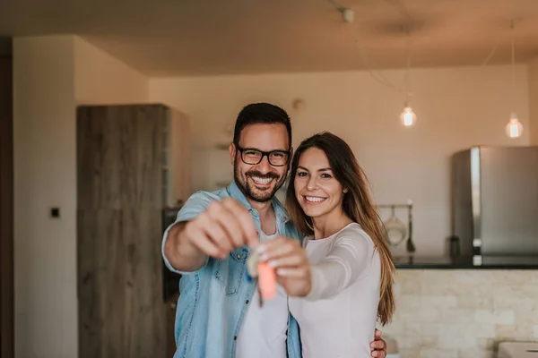 Joven Feliz Pareja Mostrando Llaves Nuevo Hogar — Foto de Stock