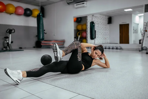 Jeune Femme Faire Vélo Crunch Exercice Dans Salle Gym — Photo