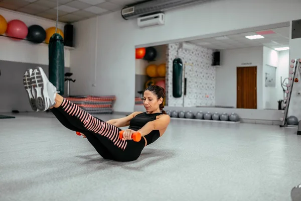 Mulher Esportiva Fazendo Exercício Musculação Ginásio Exercícios Abdominais Com Halteres — Fotografia de Stock