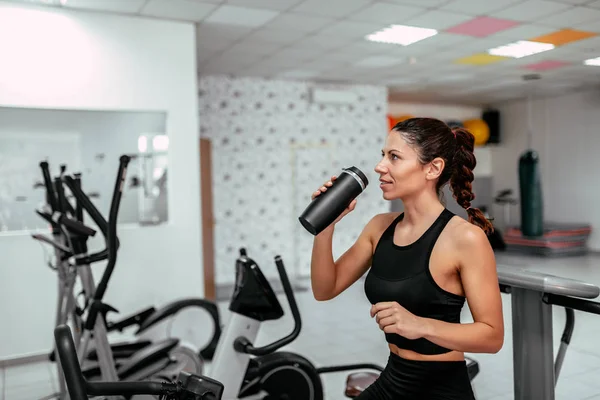 Forma Giovane Donna Che Esercita Sulla Macchina Bicicletta Acqua Potabile — Foto Stock