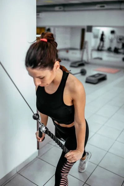 Mujer Joven Haciendo Entrenamiento Tríceps Tirando Máquina Cable — Foto de Stock