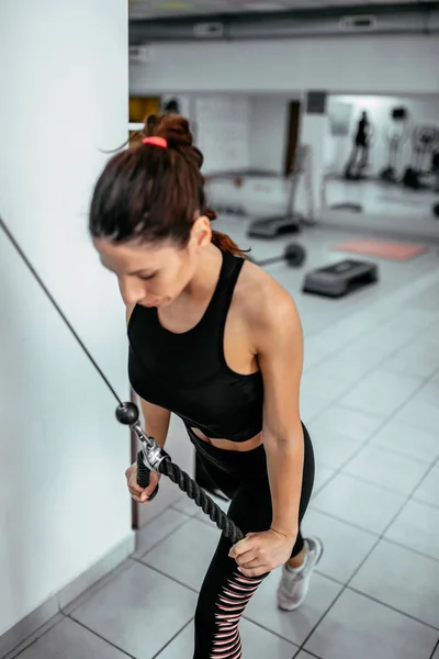 Jeune Femme Faisant Triceps Séance Entraînement Tirant Vers Bas Machine — Photo