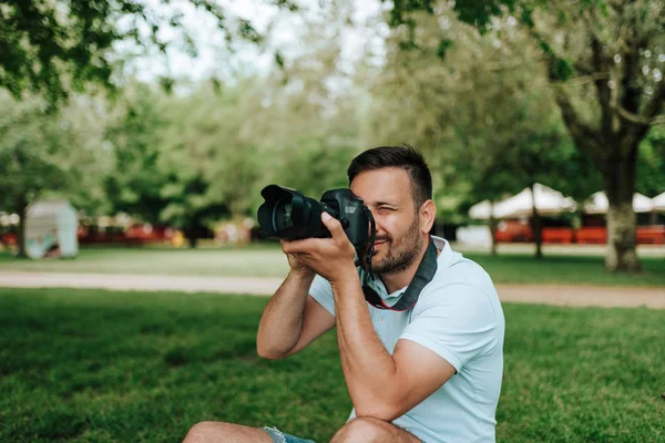 Professional Photographer Camera Working Outdoor — Stock Photo, Image