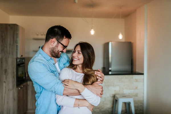 Pareja Joven Abrazándose Mirándose — Foto de Stock