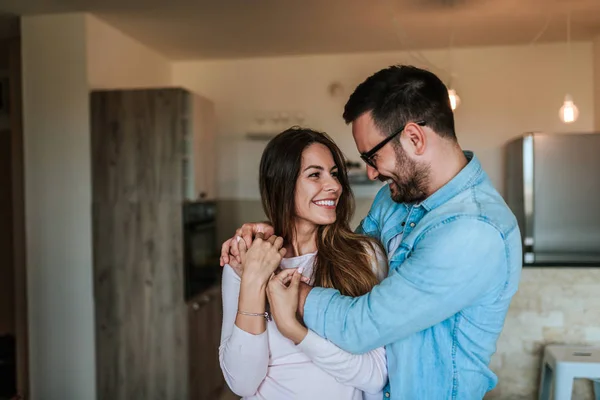 Liebevolles Junges Paar Das Sich Umarmt Und Einander Ansieht — Stockfoto