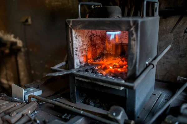 Forno Fabbro Con Pezzo Metallo Caldo Rosso — Foto Stock