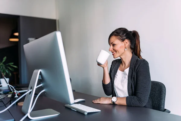 Pengusaha Wanita Yang Menarik Duduk Meja Kantor Memegang Cangkir — Stok Foto