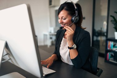 Bir müşteri ile konuşurken genç kadın müşteri destek temsilcisi.