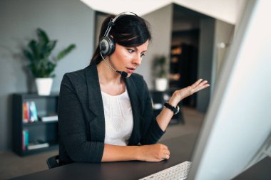 Sorun üzerinde çalışıyor kadın müşteri destek.