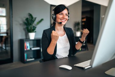 Ofiste oturan başarılı kadın müşteri hizmetleri temsilcisi .