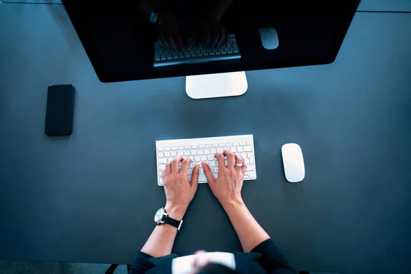 Visão Superior Das Mãos Femininas Digitando Teclado Sem Fio — Fotografia de Stock