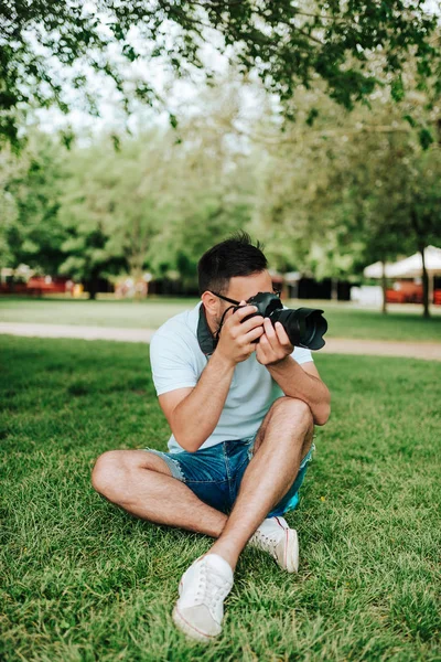 Photographer Sitting Grass Taking Photo — Stock Photo, Image