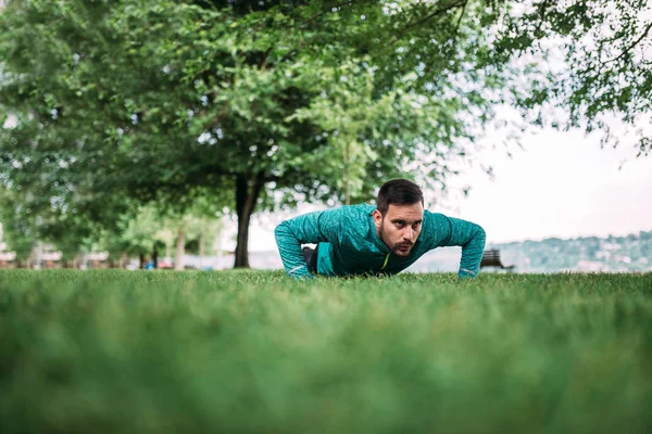 Jovem Fazendo Flexões Parque — Fotografia de Stock