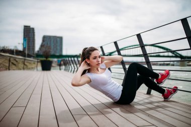 Riverside, mekik yapmaya uygun kız.