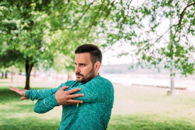 Adam silah parkta uzanan yakın çekim görüntüsü.