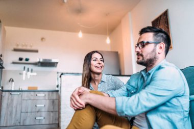 Apartman dairesinde konuşmaya kaç. Yakın çekim.
