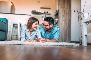 Yerde yatan bir çift..