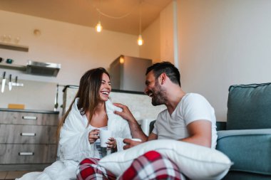 Genç çift evde pijama.