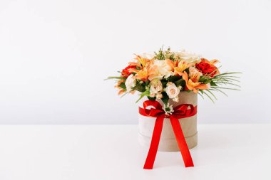 Beyaz arka plan karşı farklı taze çiçeklerin renkli buket.