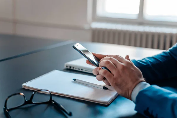 Cep telefonu kullaranarak iş adamı. Yakın çekim. 