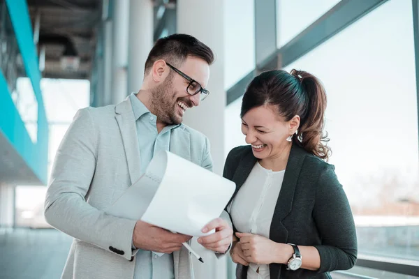Two Smiling Business People Talking Good Work Results — Stock Photo, Image