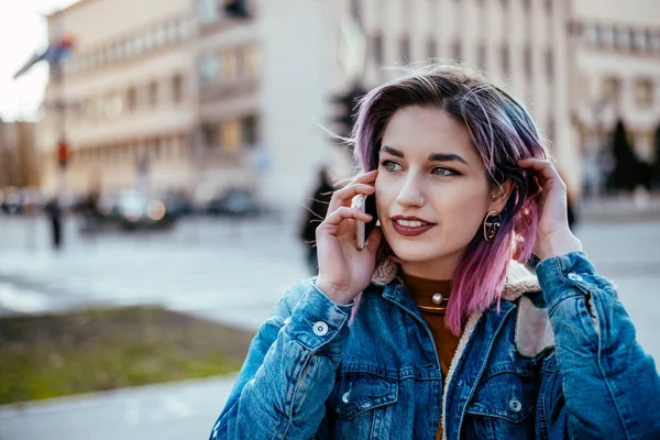 Молодая Женщина Окрашенными Волосами Разговаривает Телефону Улице — стоковое фото