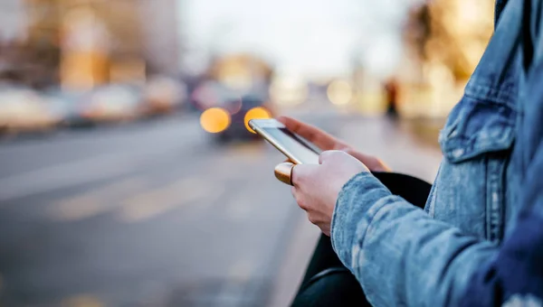 Närbild Kvinnliga Händer Använder Telefonen Gatan — Stockfoto