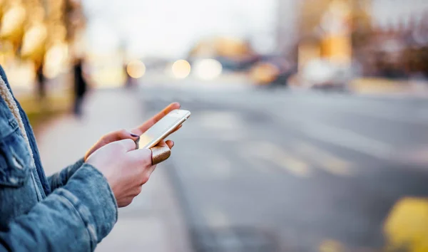 Detail Ženských Rukou Pomocí Telefonu Ulici — Stock fotografie