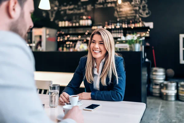 Lächelnde Geschäftsfrau Bei Einer Tasse Kaffee Mit Einer Kollegin — Stockfoto