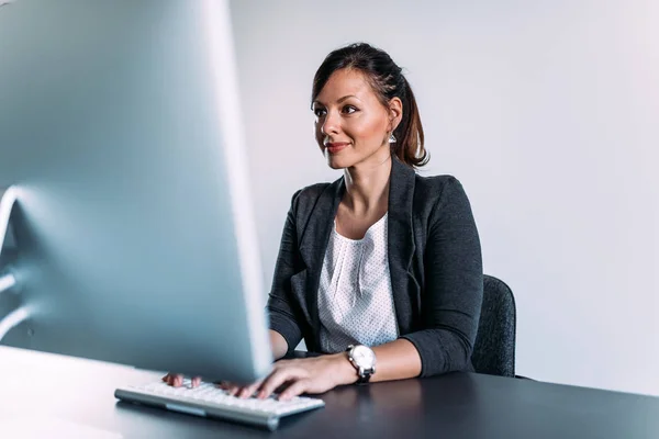 Hermosa Administradora Femenina Trabajando Una Computadora —  Fotos de Stock