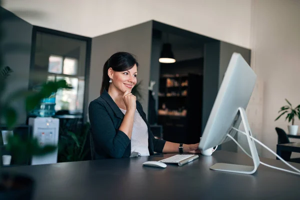 Nöjd Eleganta Kvinnan Tittar Datorskärmen — Stockfoto