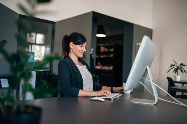 Seitenansicht Der Schönen Geschäftsfrau Bei Der Arbeit — Stockfoto