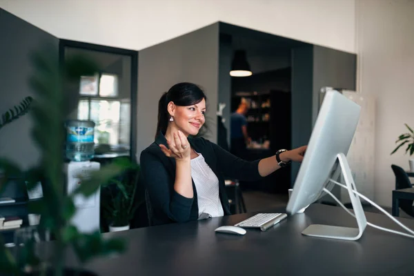 Empresária Com Computador Touchscreen Escritório — Fotografia de Stock