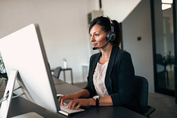Geschäftsfrau Arbeitet Mit Headset Computer — Stockfoto