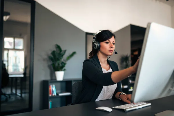 Mujer Negocios Seria Con Problemas Resolución Auriculares Mientras Trabaja Computadora —  Fotos de Stock