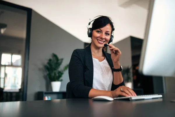 Mutlu kadın müşteri portresi destek operatör işyerinde.