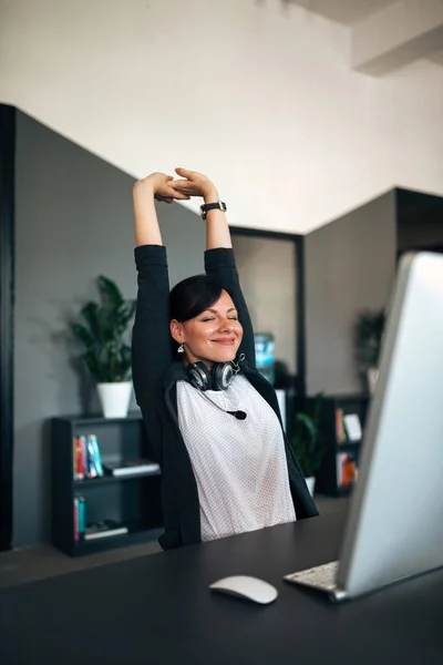 Femme Affaires Détendue Portant Casque Dans Bureau — Photo