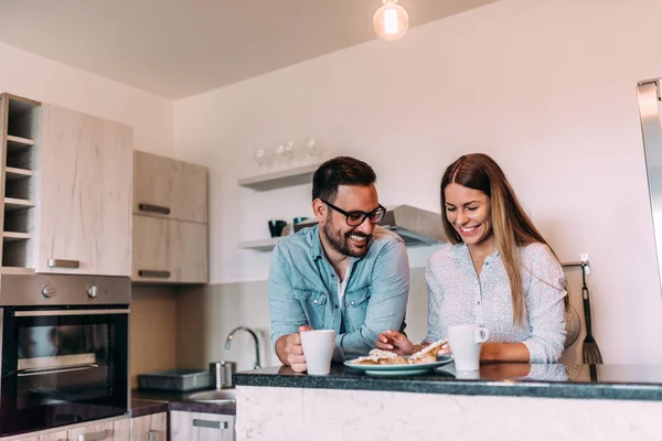 Linda Pareja Desayunando Cocina Divirtiéndose — Foto de Stock